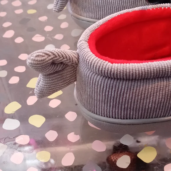 Wonder Nation Grey Kids Shark Slippers Size 11-12 - Picture 9 of 10